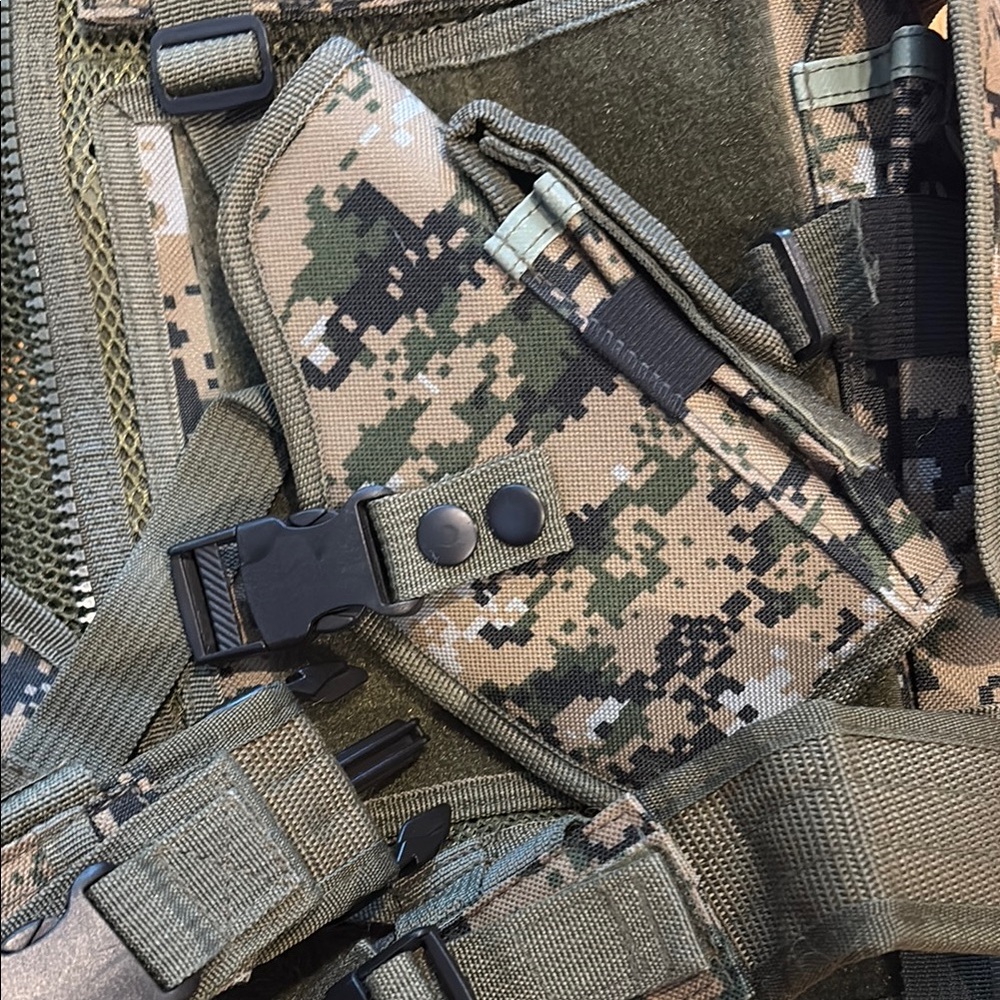 Men’s Camouflage Vest - Picture 5 of 8